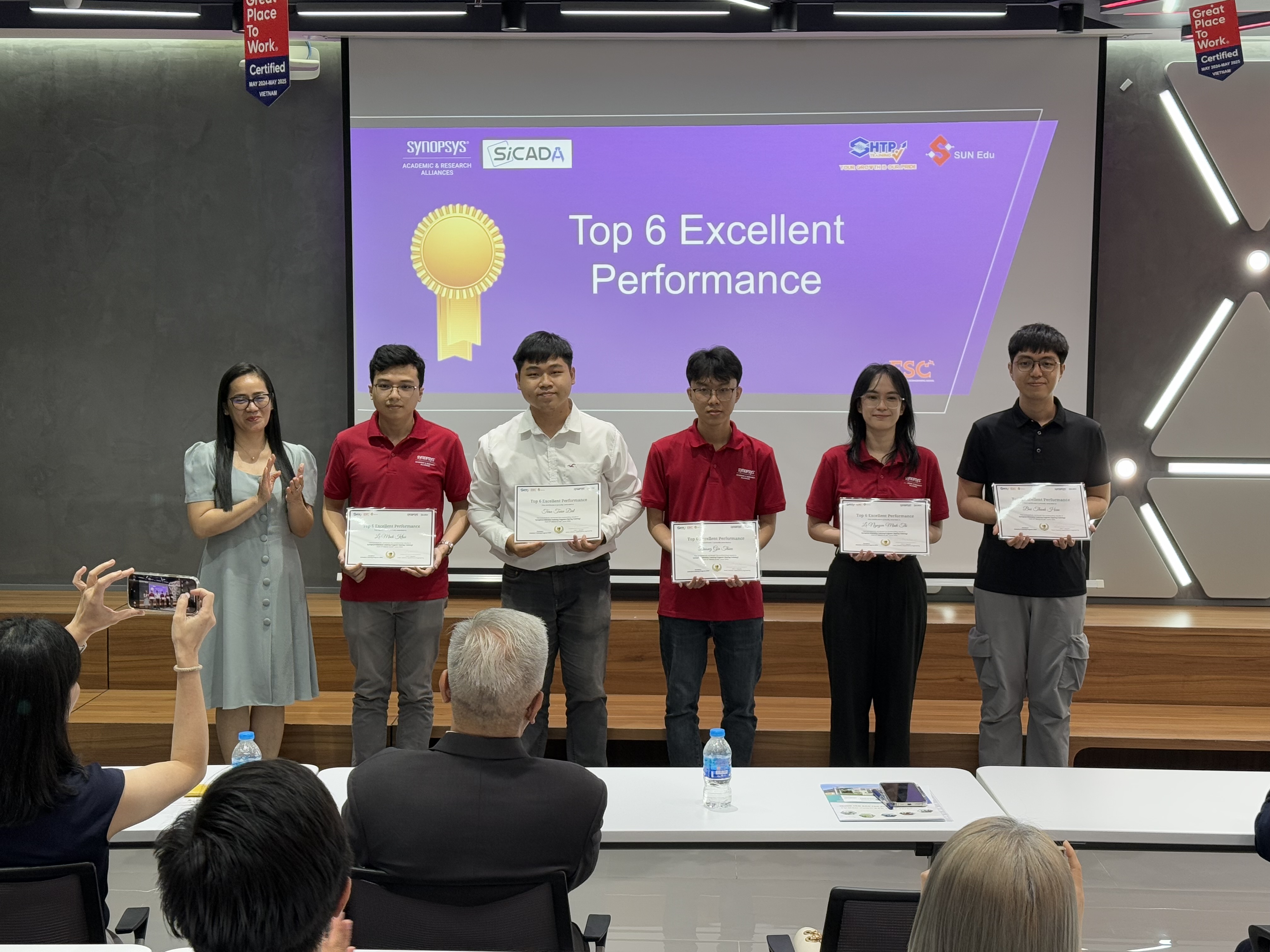 Top 6 sinh viên có thành tích xuất sắc nhất Chương trình đào tạo tài năng vi mạch khóa mùa xuân 2025.