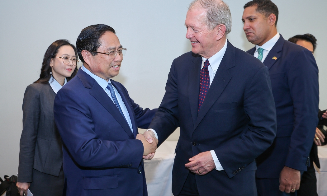 Ông Marcus Wallemberg, Chủ tịch HĐQT Tập đoàn SEB, đồng thời là người đứng đầu Tập đoàn Wallenberg chào đón Thủ tướng Phạm Minh Chính dự bữa ăn sáng làm việc với lãnh đạo các tập đoàn kinh tế lớn của Thụy Điển - Ảnh: VGP