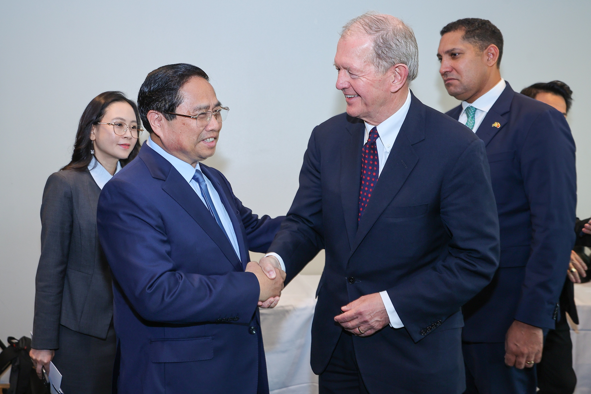 Ông Marcus Wallemberg, Chủ tịch HĐQT Tập đoàn SEB, đồng thời là người đứng đầu Tập đoàn Wallenberg chào đón Thủ tướng Phạm Minh Chính dự bữa ăn sáng làm việc với lãnh đạo các tập đoàn kinh tế lớn của Thụy Điển - Ảnh: VGP