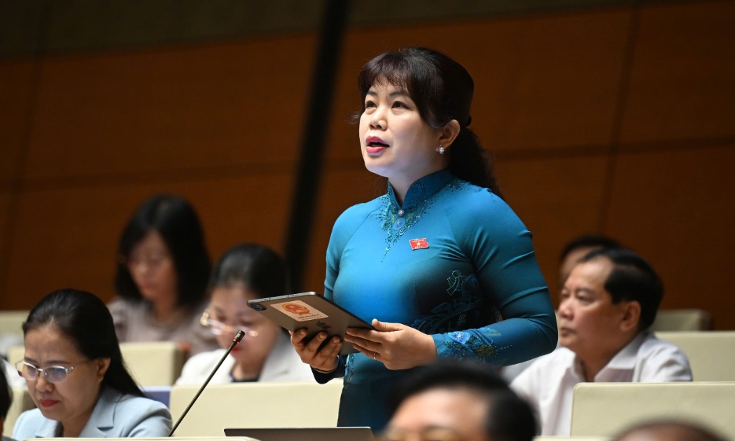 Đại biểu Nguyễn Thị Thu Hà, đoàn ĐBQH tỉnh Quảng Ninh đề nghị sớm đẩy nhanh tiến độ cải cách tiền lương. Ảnh: Quochoi.vn.