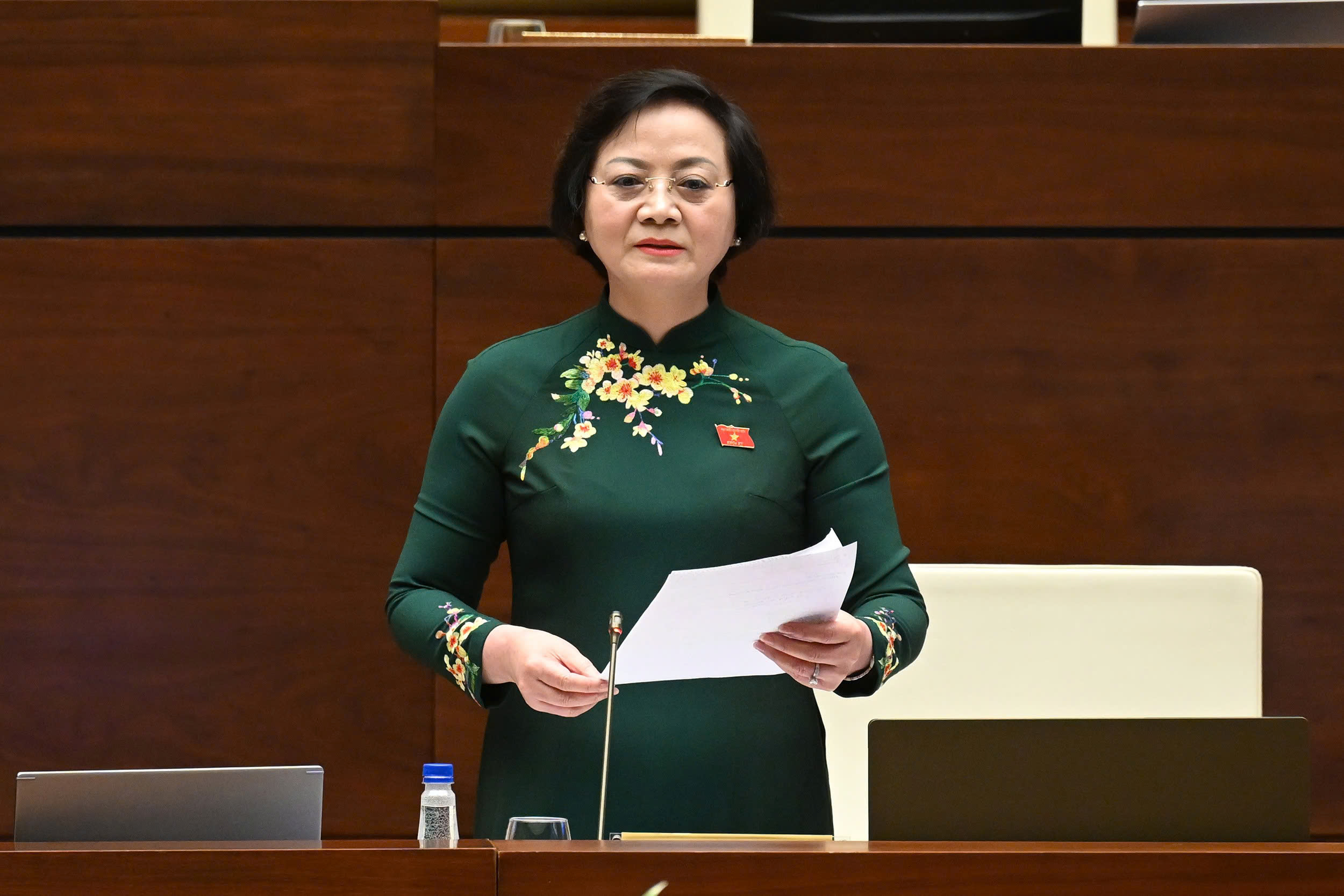 Bộ trưởng Bộ Nội vụ Phạm Thị Thanh Trà báo cáo trước Quốc hội. Ảnh: Quochoi.vn.