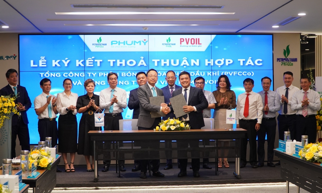 PVFCCo - Phú Mỹ và PVOIL ký kết thỏa thuận hợp tác trong lĩnh vực dịch vụ, thương mại và hóa chất.