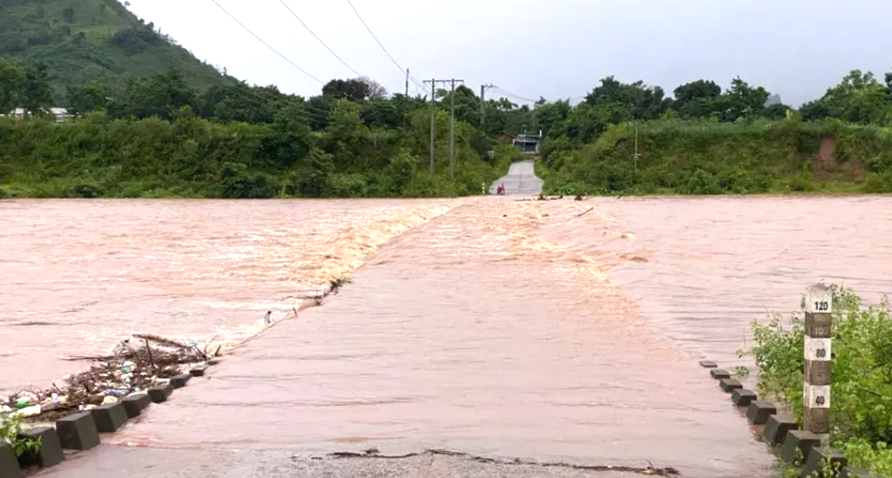 B&atilde;o số 1 g&acirc;y mưa lớn khiến nước lũ d&acirc;ng cao, chảy xiết qua c&aacute;c đập tr&agrave;n ở huyện miền n&uacute;i Quảng Trị