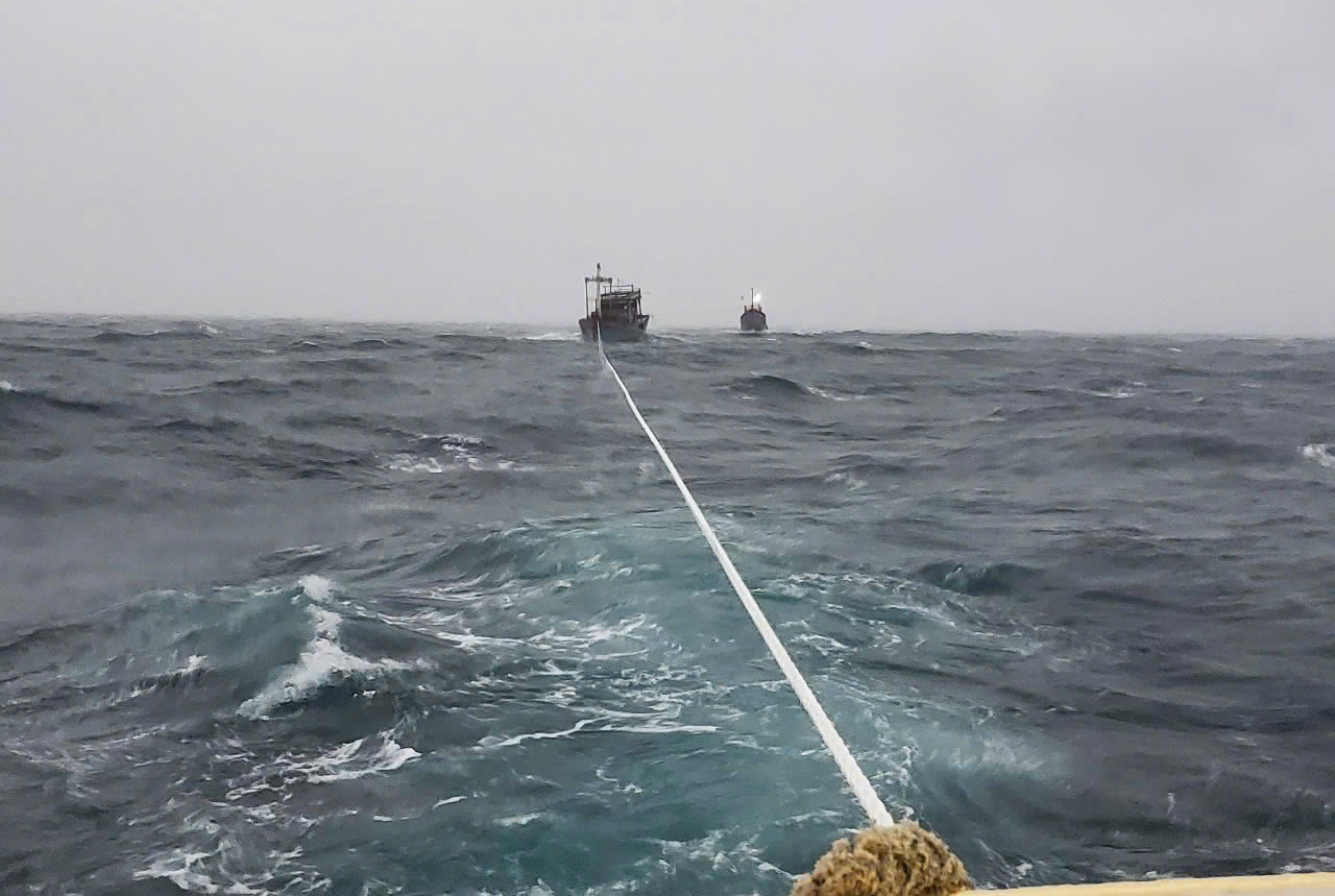 Hai t&agrave;u c&aacute; của ngư d&acirc;n tỉnh Quảng Nam gặp sự cố tr&ecirc;n biển,&nbsp;được lực lượng cứu hộ&nbsp;đưa v&agrave;o neo&nbsp;đậu an to&agrave;n