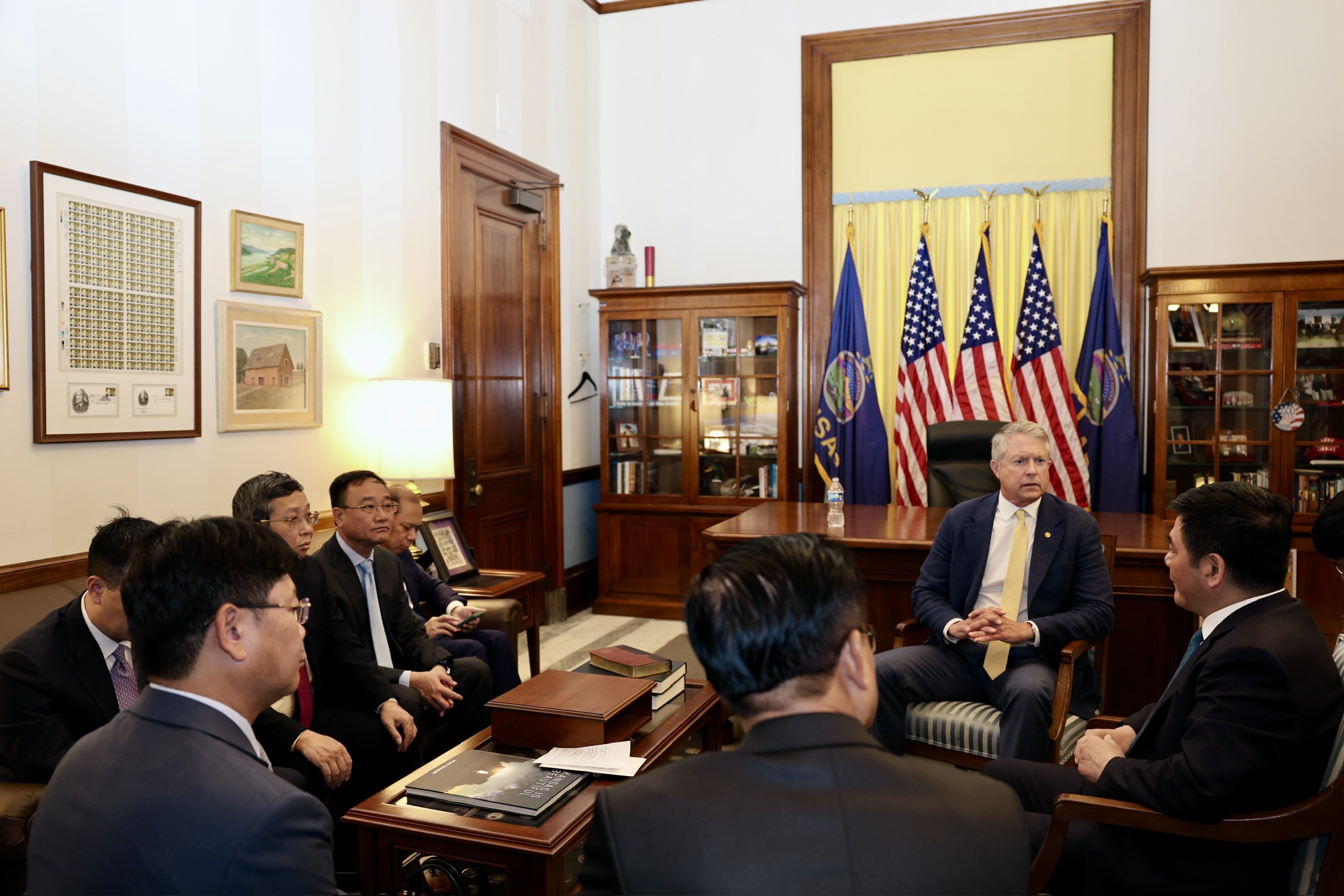 Buổi làm việc quan trọng giũa Bộ trưởng Nguyễn Hồng Diên với Thượng nghị sĩ Roger Marshall – đại diện bang Kansas.