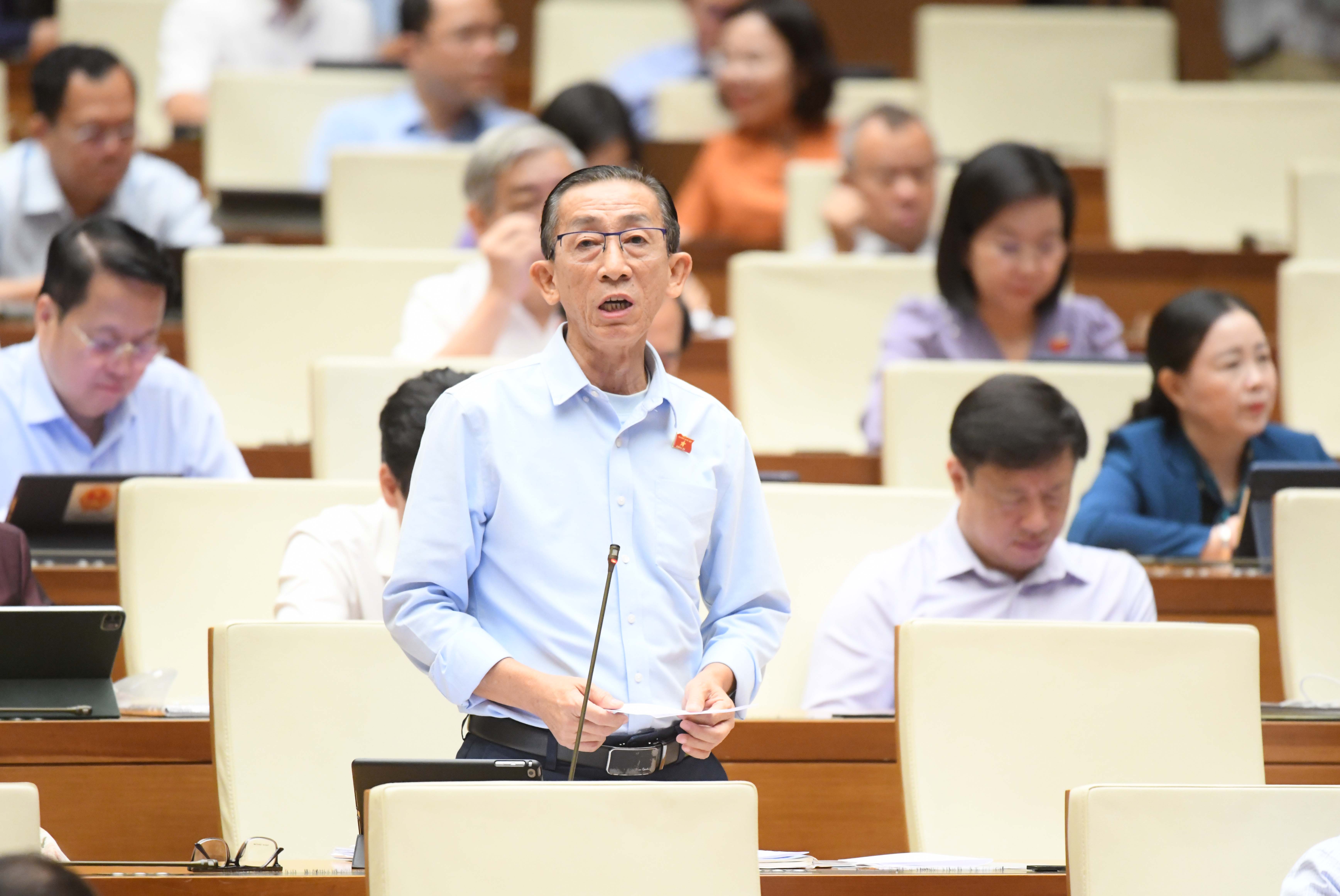 Đại biểu Trần Ho&agrave;ng Ng&acirc;n, đo&agrave;n TP. Hồ Ch&iacute; Minh n&ecirc;u &yacute; kiến.