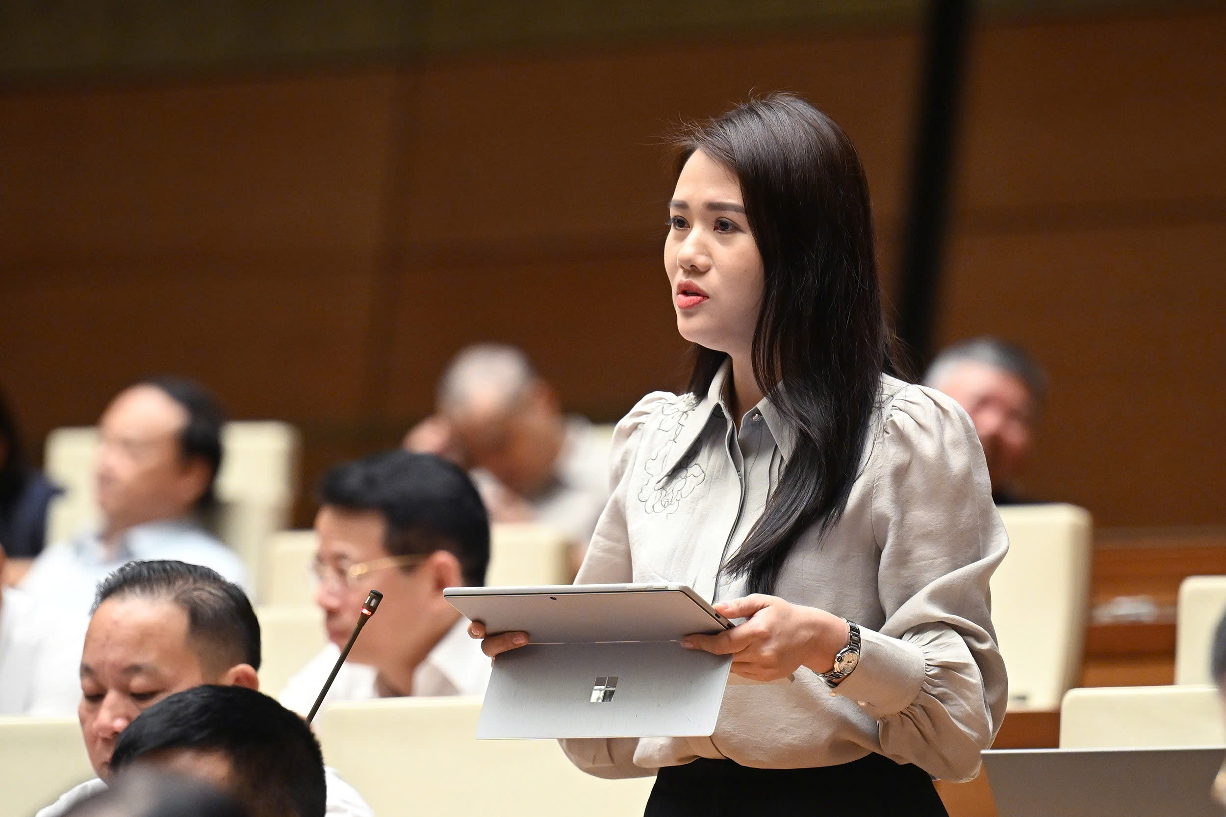 Đại biểu Vương Thị Hương, đo&agrave;n ĐBQH tỉnh H&agrave; Giang. Ảnh: Quochoi.vn.