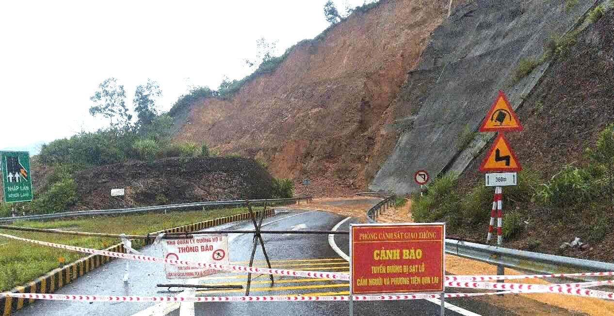 Mưa lớn g&acirc;y sạt lở đường dẫn cao tốc La Sơn - T&uacute;y Loan. Ảnh: Văn Ho&agrave;.