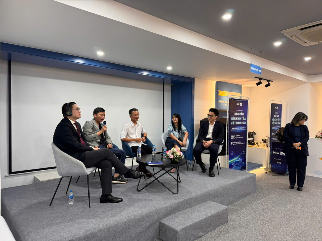 C&aacute;c chuy&ecirc;n gia thảo luận trong phần toạ đ&agrave;m.