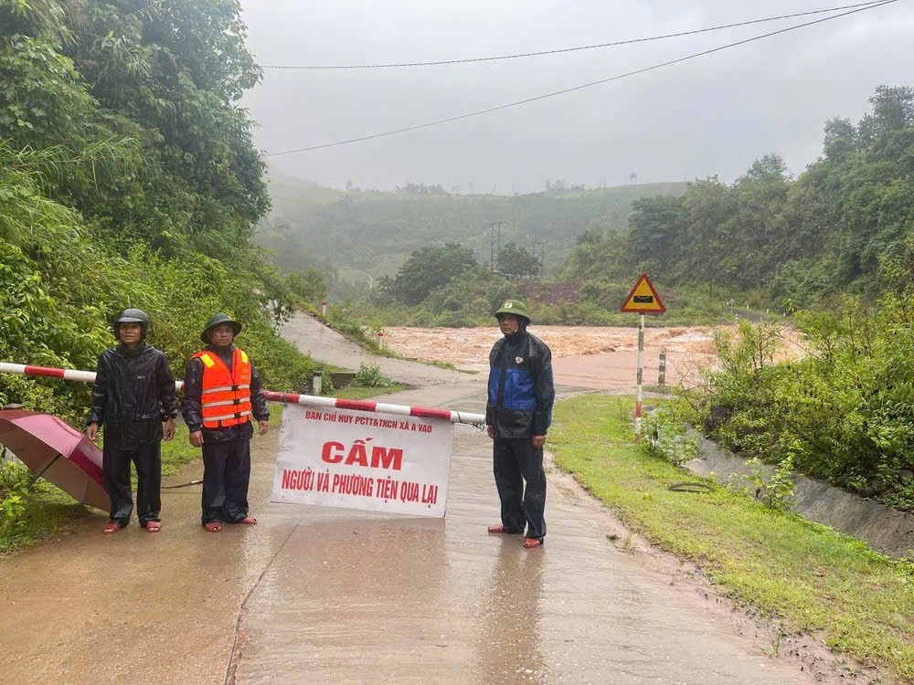 Lực lượng chức năng tỉnh Quảng Trị&nbsp;lập chốt chặn tại c&aacute;c điểm xung yếu.&nbsp;