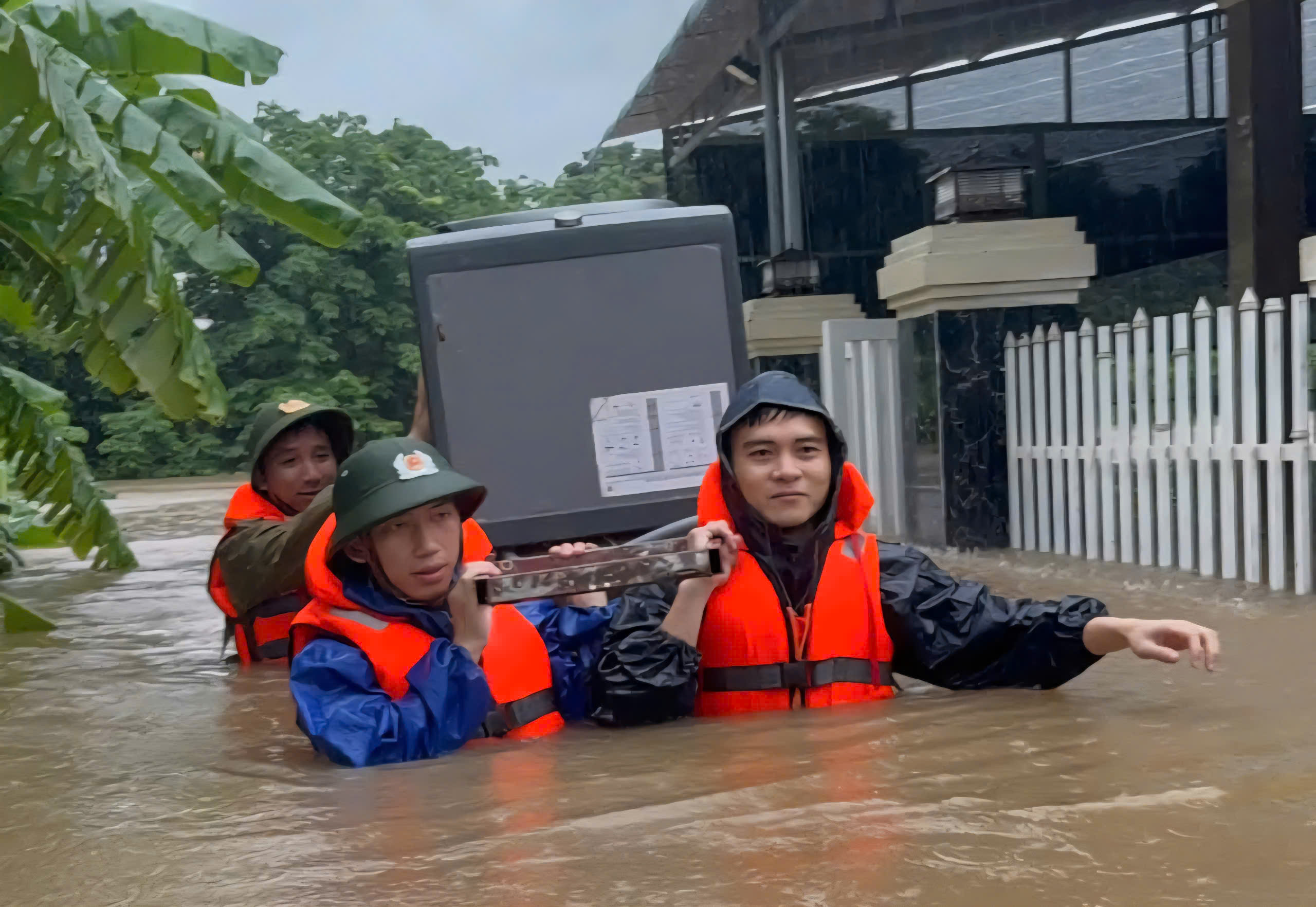 Lực lượng chức năng các địa phương được huy động hỗ trợ người dân ứng phó mưa lũ