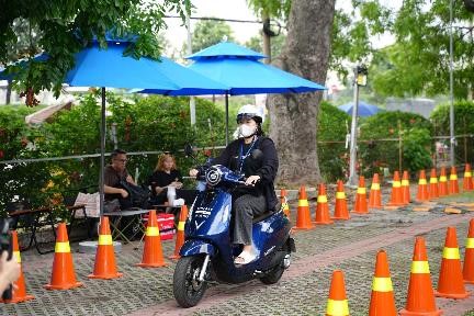 Xe máy VinFast “gây bão” tại các khu công nghiệp - Ảnh 1