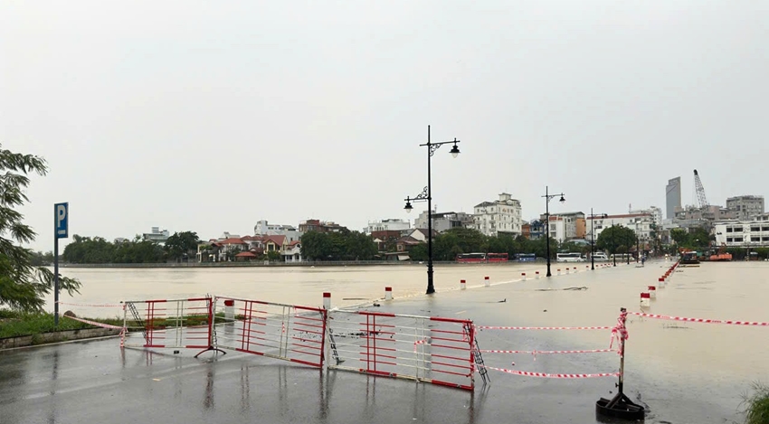 S&aacute;ng nay, Đập Đ&aacute; tại th&agrave;nh phố Huế tr&agrave;n nước lực lượng chức năng dựng r&agrave;o chắn hạn chế phương tiện qua lại&nbsp;