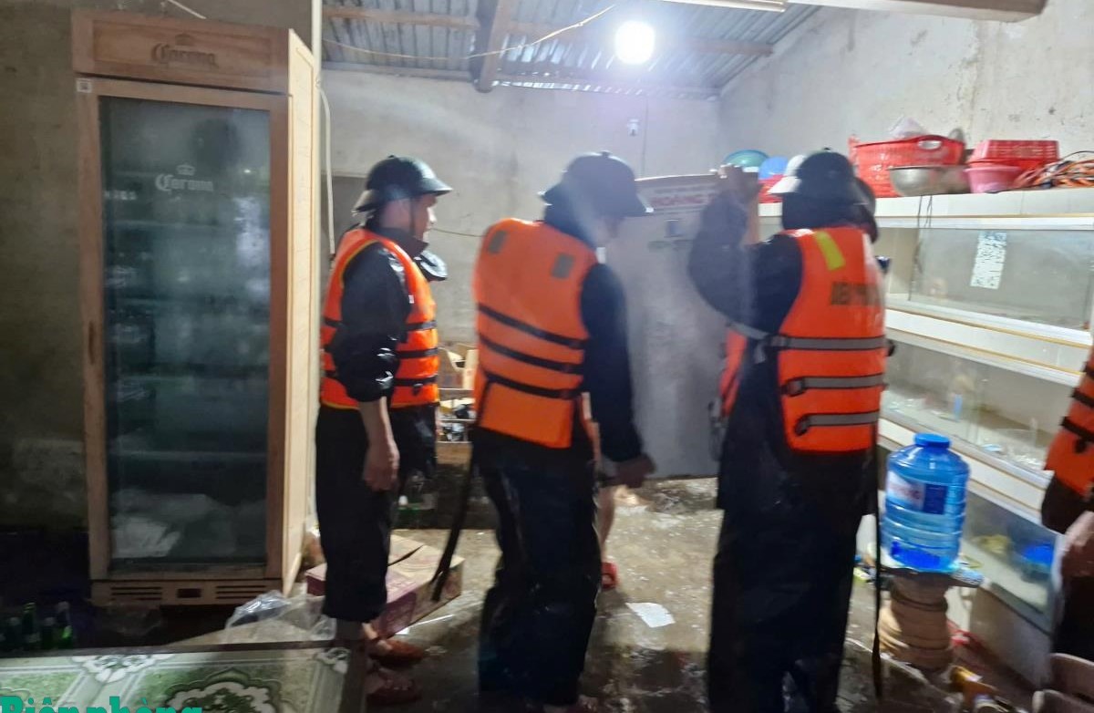 Bộ đội Đồn Biên phòng Lao Bảo giúp các hộ dân di dời người và tài sản đến nơi an toàn