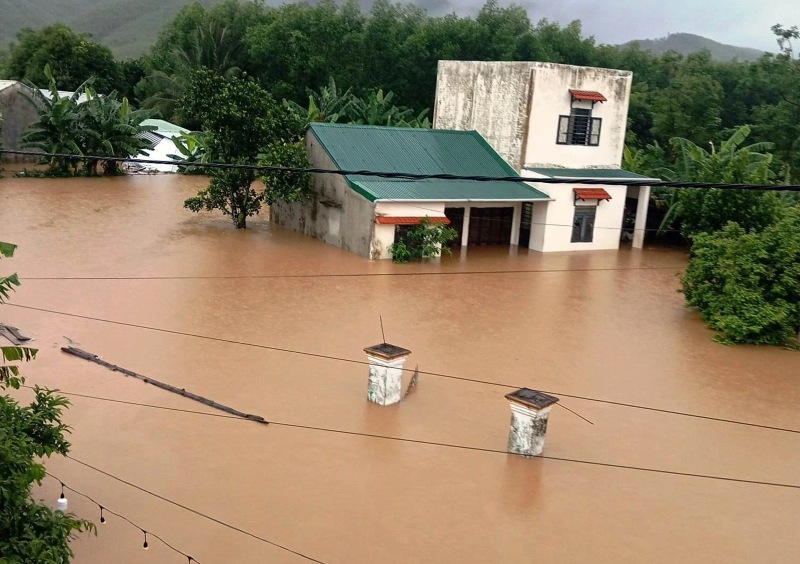 H&agrave;ng trăm nh&agrave; d&acirc;n x&atilde; Đại Hưng, huyện Đại Lộc, Quảng Nam ngập s&acirc;u trong nước lũ.