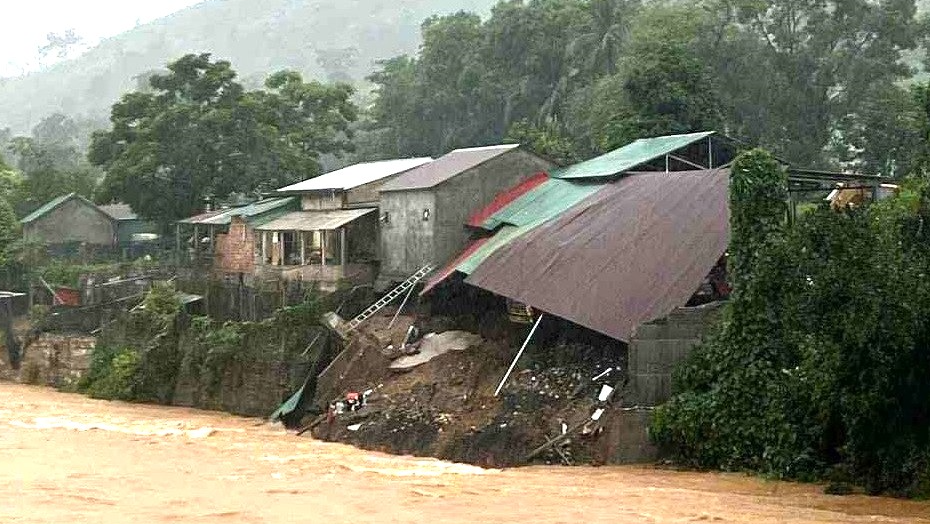 Th&ocirc;ng tin từ Đồn Bi&ecirc;n ph&ograve;ng Cửa khẩu quốc tế La Lay (Quảng Trị), do ảnh hưởng của mưa b&atilde;o, l&uacute;c 18h ng&agrave;y 12/6 tại Km157  300 đường Hồ Ch&iacute; Minh đoạn qua th&ocirc;n Cu T&agrave;i 2 (x&atilde; A Bung, huyện Đakr&ocirc;ng, tỉnh Quảng Trị) xảy ra vụ sạt lở khiến ng&ocirc;i nh&agrave; của &ocirc;ng V&otilde; Văn Cường (SN 1973) bị k&eacute;o sập. Sau khi nắm được th&ocirc;ng tin, Đồn Bi&ecirc;n ph&ograve;ng Cửa khẩu quốc tế La Lay cử 10 c&aacute;n bộ, chiến sĩ c&oacute; mặt để phối hợp hỗ trợ sơ t&aacute;n người v&agrave; t&agrave;i sản đến nơi an to&agrave;n.