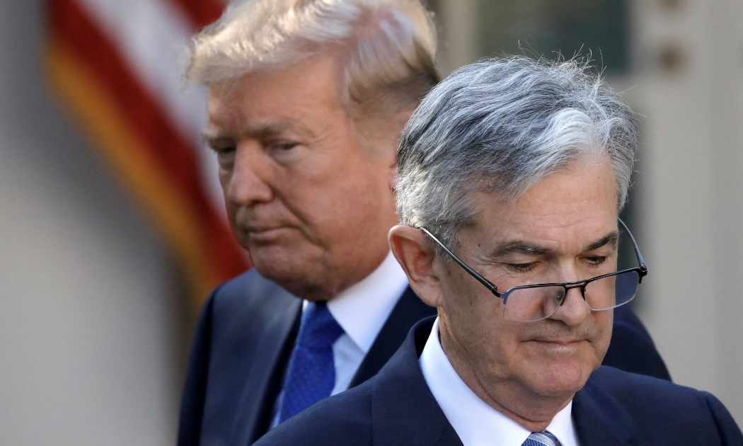 Tổng thống Mỹ Donald Trump (trái) và Chủ tịch Fed Jerome Powell trong nhiệm kỳ trước của ông Trump - Ảnh: Reuters.