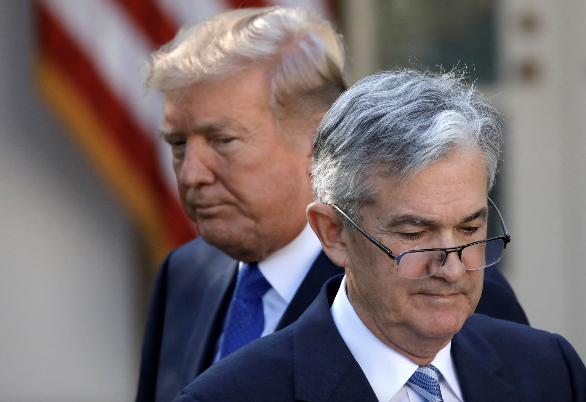Tổng thống Mỹ Donald Trump (trái) và Chủ tịch Fed Jerome Powell trong nhiệm kỳ trước của ông Trump - Ảnh: Reuters.