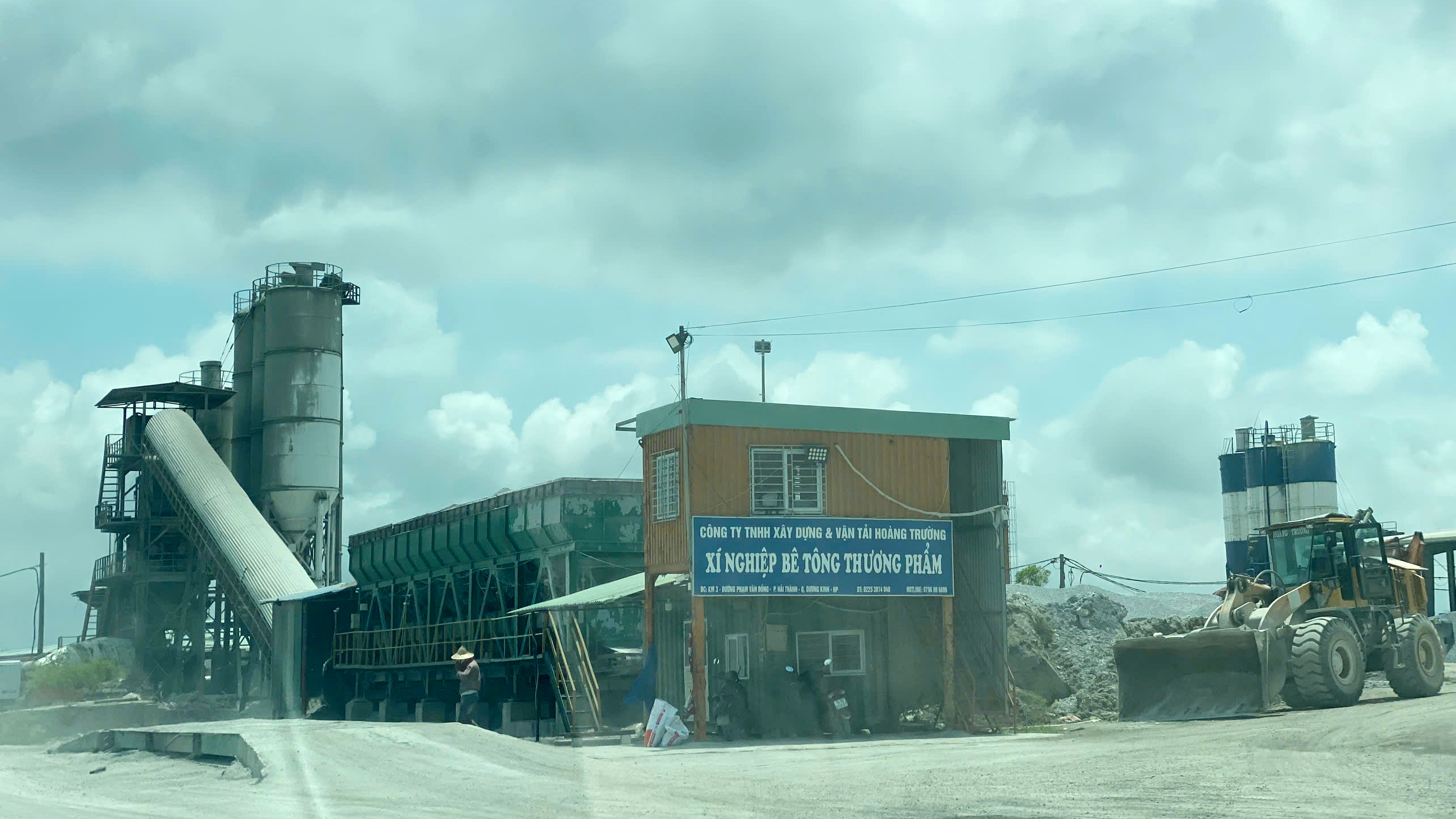 Khu vực bãi bồi ngoài đê hữu sông Lạch Tray thuộc quận Dương Kinh (Hải Phòng) từ lâu đã trở thành quần thể bến bãi vật liệu xây dựng, trạm trộn bê tông.