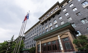 Hệ thống QiMeng, được phát triển bởi các nhóm nghiên cứu từ Phòng thí nghiệm Quốc gia về Bộ vi xử lý, Trung tâm Nghiên cứu Phần mềm Thông minh, và Đại học Viện Hàn lâm Khoa học Trung Quốc