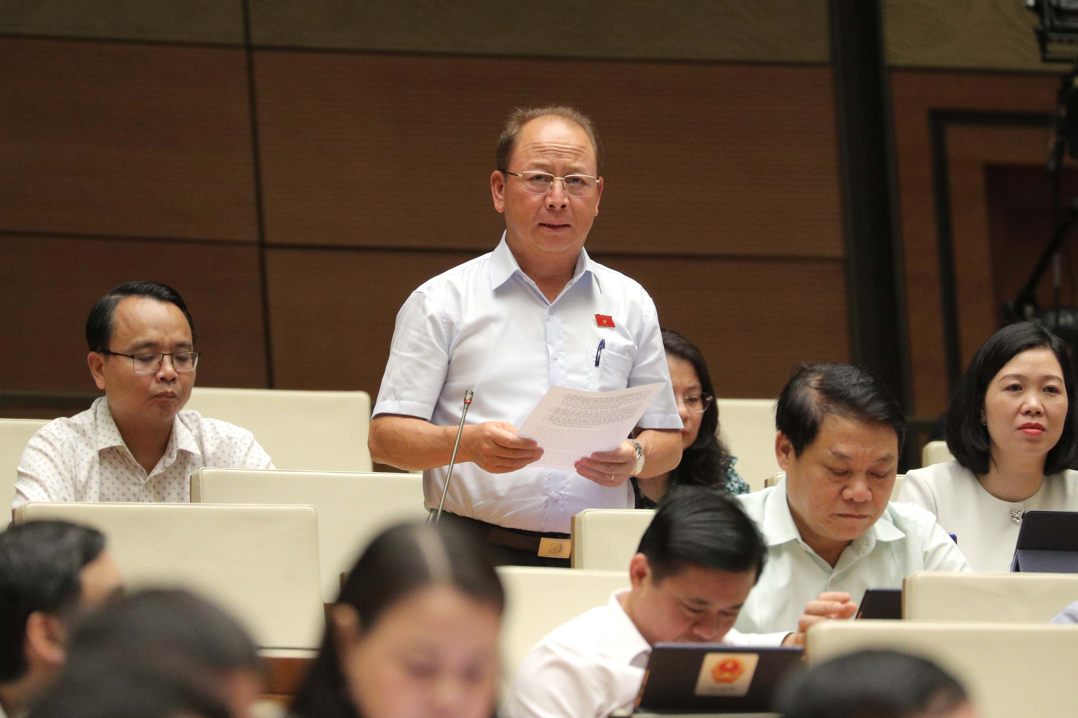 Đại biểu S&ugrave;ng A Lềnh, đo&agrave;n L&agrave;o Cai.