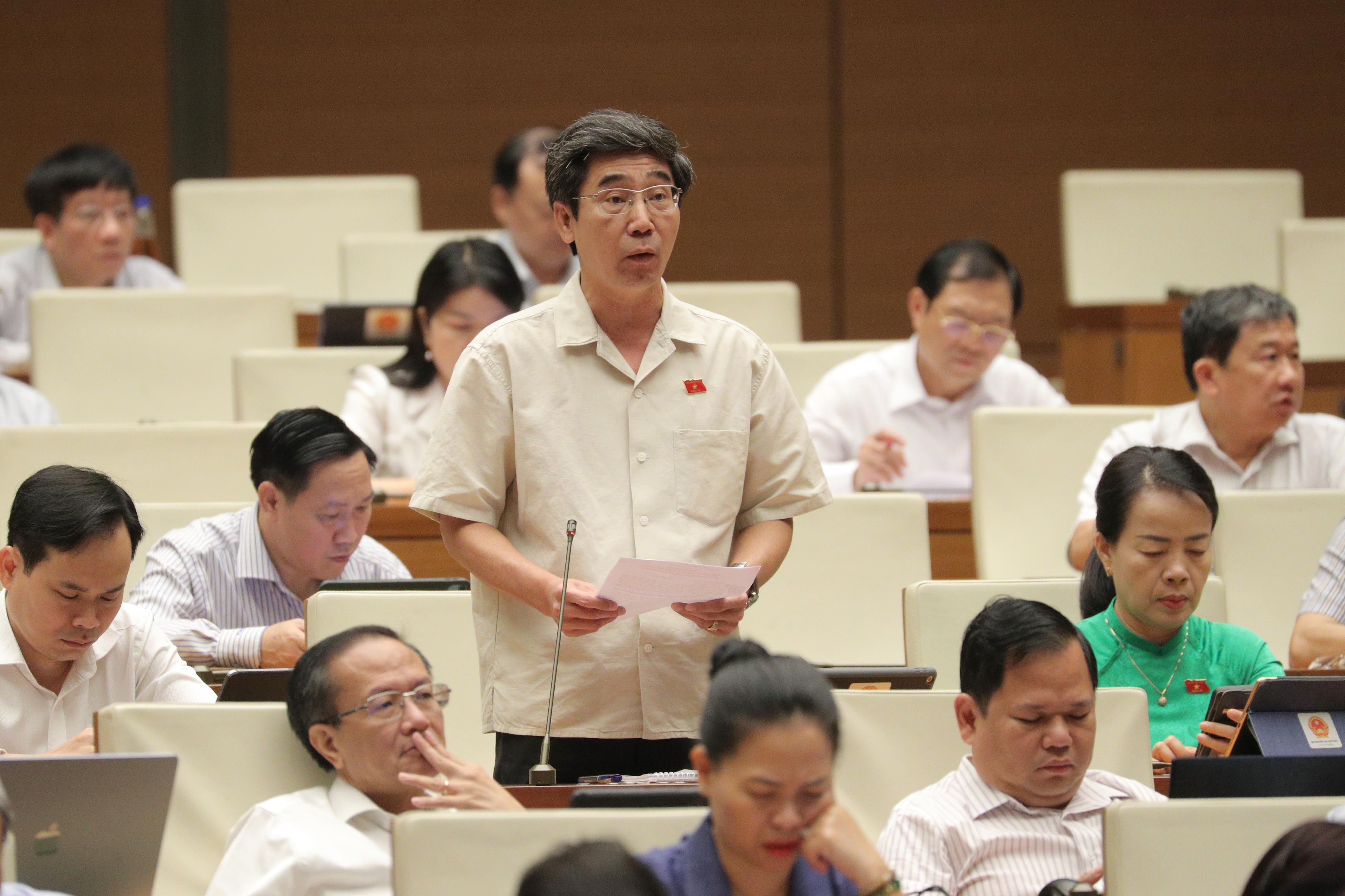 Đại biểu Trần Chí Cường, đoàn Tp. Đà Nẵng phát biểu thảo luận.
