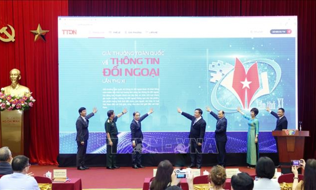 Đồng chí Nguyễn Trọng Nghĩa cùng các đại biểu thực hiện nghi thức khai trương Trang thông tin đối ngoại. Ảnh: Phương Hoa/TTXVN.