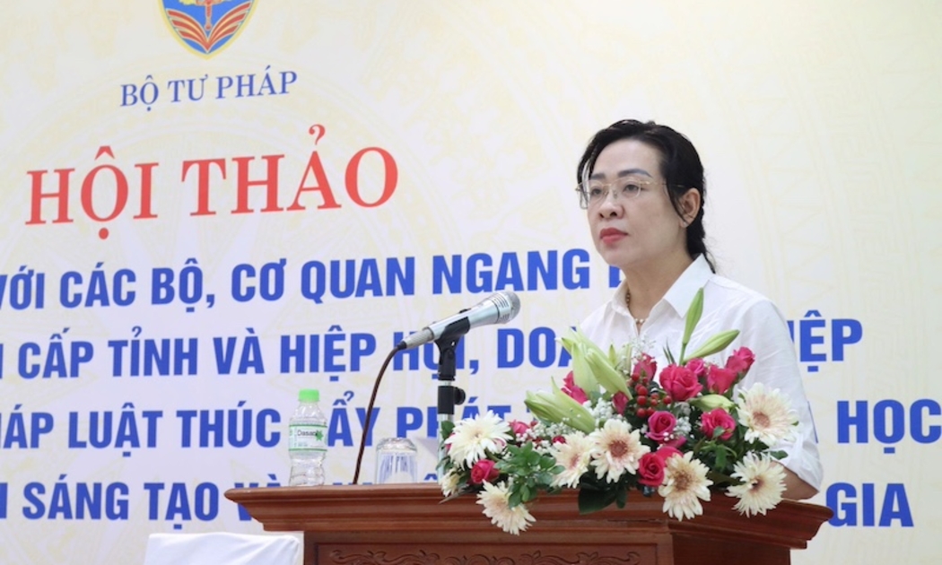 Phó Cục trưởng Cục Kiểm tra văn bản và Quản lý xử lý vi phạm hành chính Nguyễn Thị Thu Hòe trình bày Báo cáo tóm tắt về kết quả bước đầu về rà soát văn bản. Ảnh: MOJ.