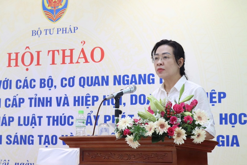 Phó Cục trưởng Cục Kiểm tra văn bản và Quản lý xử lý vi phạm hành chính Nguyễn Thị Thu Hòe trình bày Báo cáo tóm tắt về kết quả bước đầu về rà soát văn bản. Ảnh: MOJ.