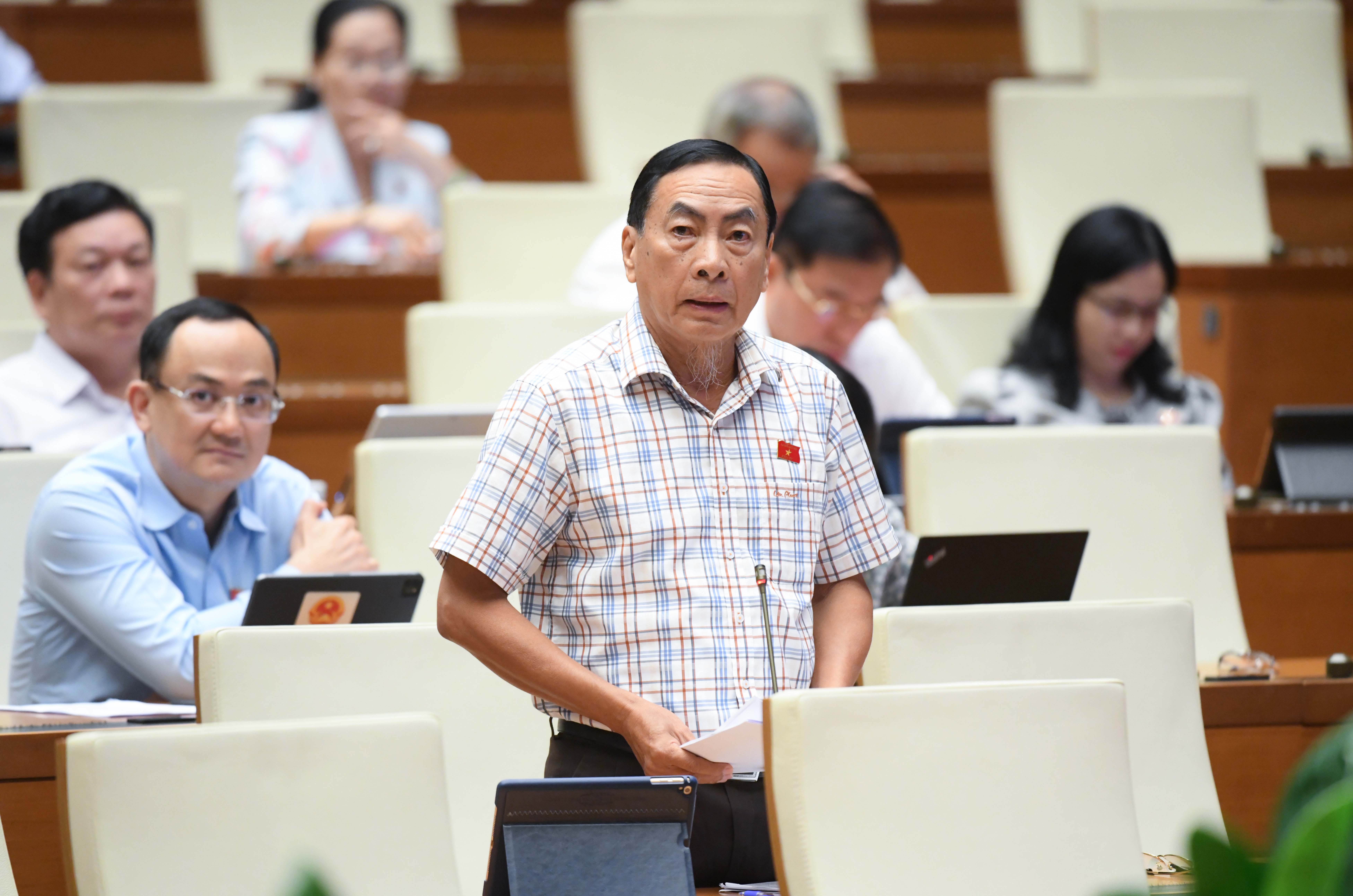 Đại biểu Phạm Văn H&ograve;a, đo&agrave;n Đồng Th&aacute;p g&oacute;p &yacute; thảo luận.