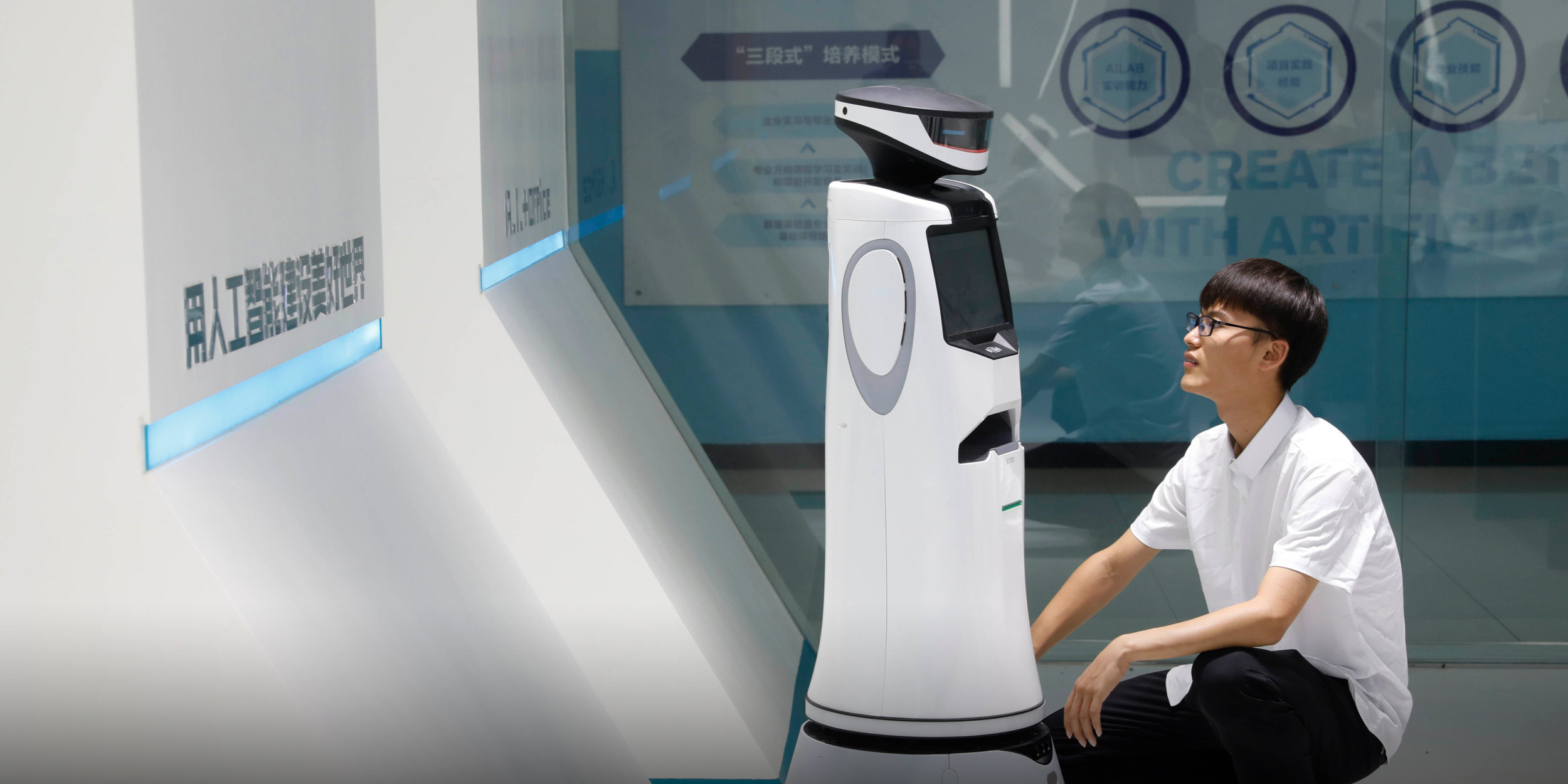 Nhiều doanh nghiệp Trung Quốc đang chuyển hướng sang tuyển dụng c&aacute;c lao động tay nghề cao trong nước ng&agrave;y c&agrave;ng nhiều hơn. Ảnh: Sixthtone