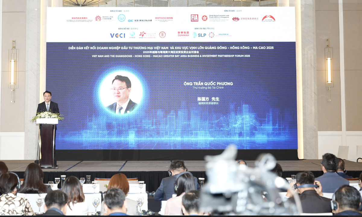 Thứ trưởng Bộ Tài chính Trần Quốc Phương phát biểu tại diễn đàn. 