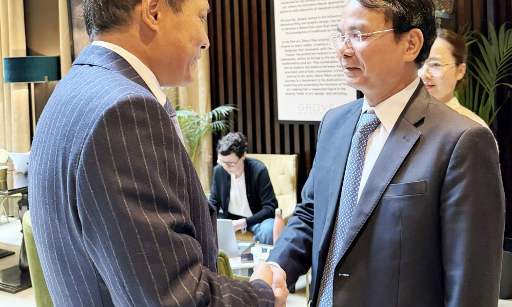 Bí thư Tỉnh ủy Vĩnh Phúc Đặng Xuân Phong bắt tay Đại sứ Việt Nam tại Anh quốc Đỗ Minh Hùng tại hội nghị.