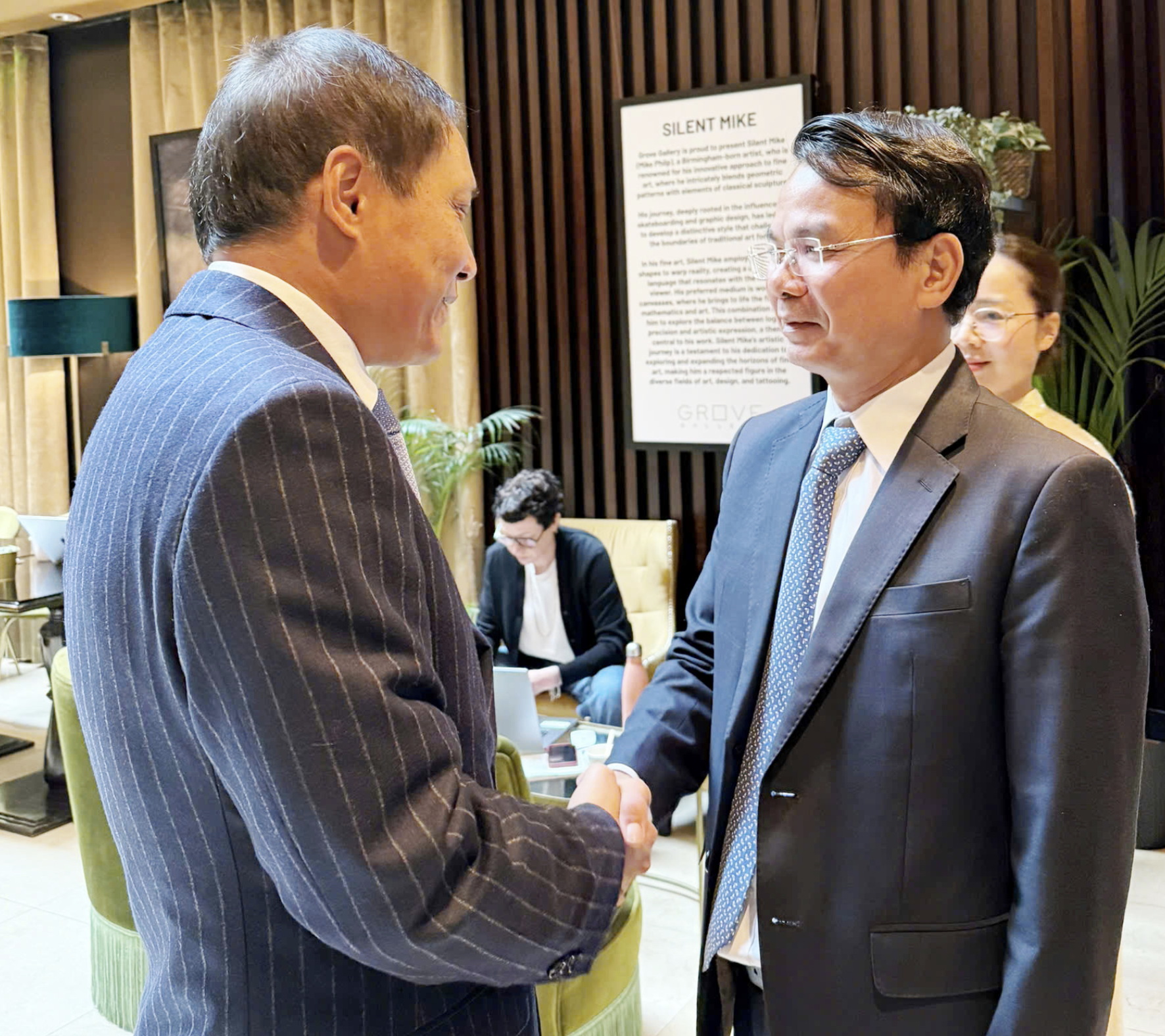 Bí thư Tỉnh ủy Vĩnh Phúc Đặng Xuân Phong bắt tay Đại sứ Việt Nam tại Anh quốc Đỗ Minh Hùng tại hội nghị.