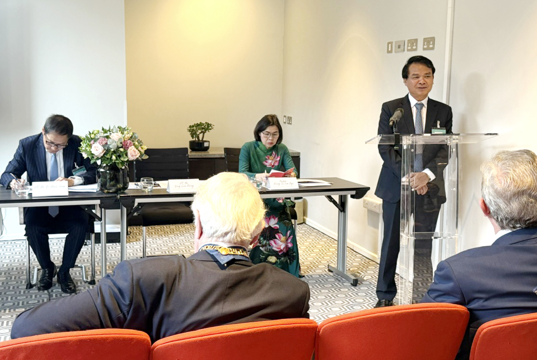 B&iacute; thư Tỉnh ủy Đặng Xu&acirc;n Phong, Đại sứ Việt Nam tại Anh quốc Đỗ Minh H&ugrave;ng v&agrave; c&aacute;c đại biểu chủ tr&igrave; hội nghị.