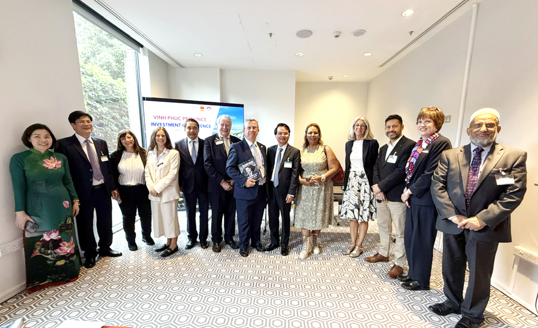 C&aacute;c đại biểu chụp ảnh lưu niệm b&ecirc;n lề hội nghị.