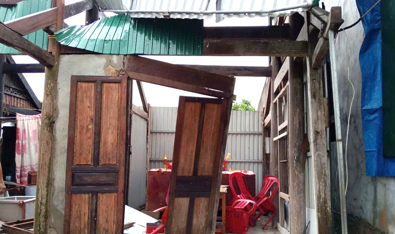 Mưa k&egrave;m lốc xo&aacute;y qu&eacute;t qua th&ocirc;n Trung Tiến, x&atilde; Cẩm Trung, huyện Cẩm Xuy&ecirc;n, H&agrave; Tĩnh khiến 30 ng&ocirc;i nh&agrave; bị tốc m&aacute;i, trong đ&oacute; 1 ng&ocirc;i nh&agrave; của vợ liệt sỹ bị sập ho&agrave;n to&agrave;n.