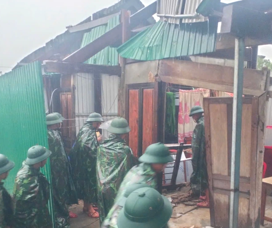 S&aacute;ng nay, Trung đo&agrave;n 841 đang hỗ trợ người d&acirc;n sửa lại nh&agrave;