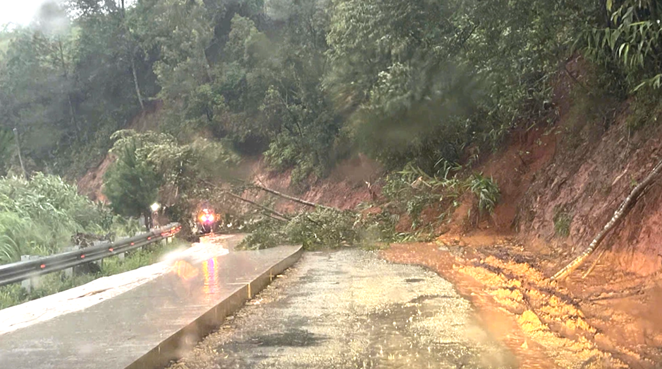 Mưa lớn khiến nhiều tuyến đường tr&ecirc;n địa b&agrave;n tỉnh Kon Tum bị sạt lở, hư hỏng