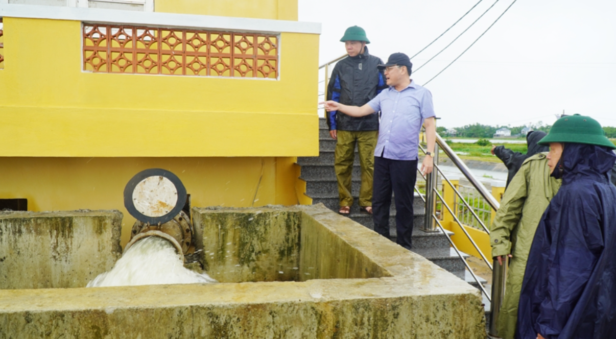 Ph&oacute; Chủ tịch UBND th&agrave;nh phố Huế Ho&agrave;ng Hải Minh&nbsp;y&ecirc;u cầu c&aacute;c cơ quan, ban, ng&agrave;nh li&ecirc;n quan khẩn trương r&agrave; so&aacute;t, vận h&agrave;nh linh hoạt c&aacute;c trạm bơm ti&ecirc;u &uacute;ng, huy động m&aacute;y bơm nước của người d&acirc;n để ti&ecirc;u &uacute;ng kịp thời c&aacute;c diện t&iacute;ch l&uacute;a bị ngập, bảo đảm ti&ecirc;u nước kịp thời cho v&ugrave;ng sản xuất n&ocirc;ng nghiệp bị ngập.