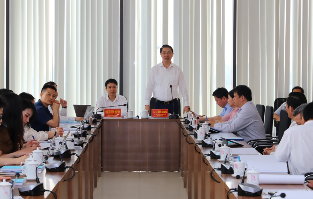 Trường Đại học Kinh tế, Đại học Quốc gia H&agrave; Nội, vừa phối hợp với Sở Khoa học v&agrave; C&ocirc;ng nghệ Thanh H&oacute;a tổ chức hội thảo khoa học cấp tỉnh với chủ đề: &ldquo;Giải ph&aacute;p chuyển đổi số trong c&aacute;c tổ chức sản xuất sản phẩm n&ocirc;ng nghiệp chủ lực tr&ecirc;n địa b&agrave;n tỉnh Thanh H&oacute;a&rdquo; &nbsp;nhằm t&igrave;m ra&nbsp;giải ph&aacute;p thiết thực, hiệu quả th&uacute;c đẩy chuyển đổi số trong c&aacute;c tổ chức, doanh nghiệp sản xuất sản phẩm n&ocirc;ng nghiệp chủ lực tr&ecirc;n địa b&agrave;n tỉnh.