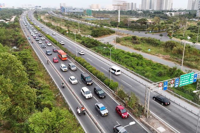Cấm xe máy lưu thông vào làn đường hai bên phần đường dẫn cao tốc TP.HCM - Long Thành - Dầu Giây. Ảnh: Anh Tú