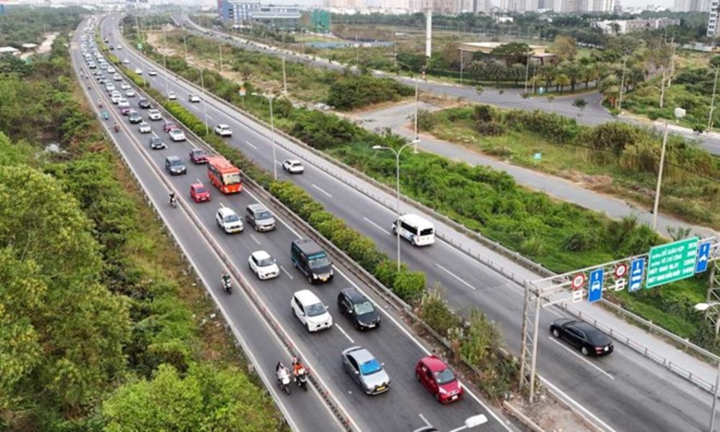 Cấm xe máy lưu thông vào làn đường hai bên phần đường dẫn cao tốc TP.HCM - Long Thành - Dầu Giây. Ảnh: Anh Tú