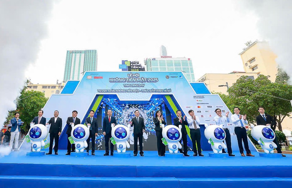 Phó Thủ tướng Hồ Đức Phớc cùng các đại biểu khai mạc "Ngày Không tiền mặt 2025".