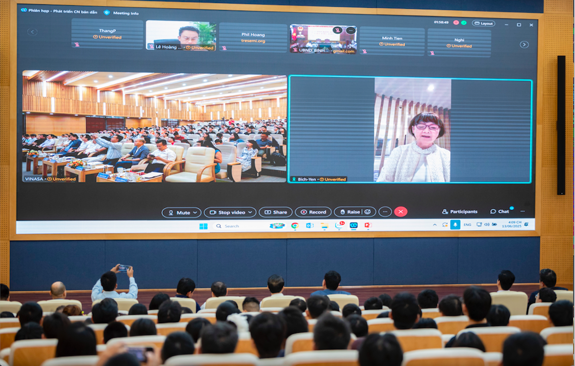 C&aacute;c diễn giả trao đổi trực tiếp v&agrave; trực tuyến tại hội thảo.