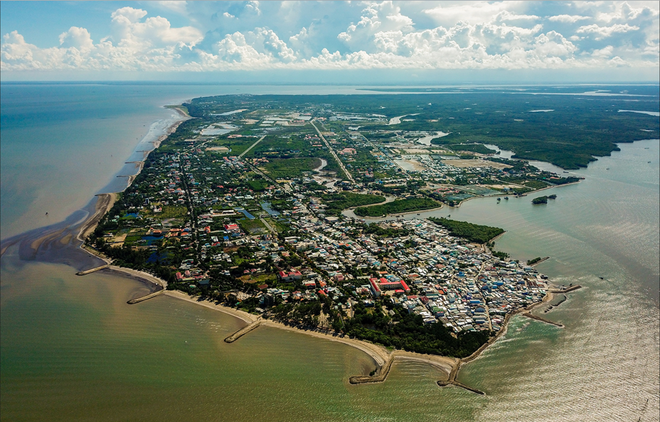 Đến năm 2030, Cần Giờ sẽ trở thành địa phương kiểu mẫu của một đô thị xanh và "net-zero". Trong ảnh: Cần Giờ nhìn từ trên cao