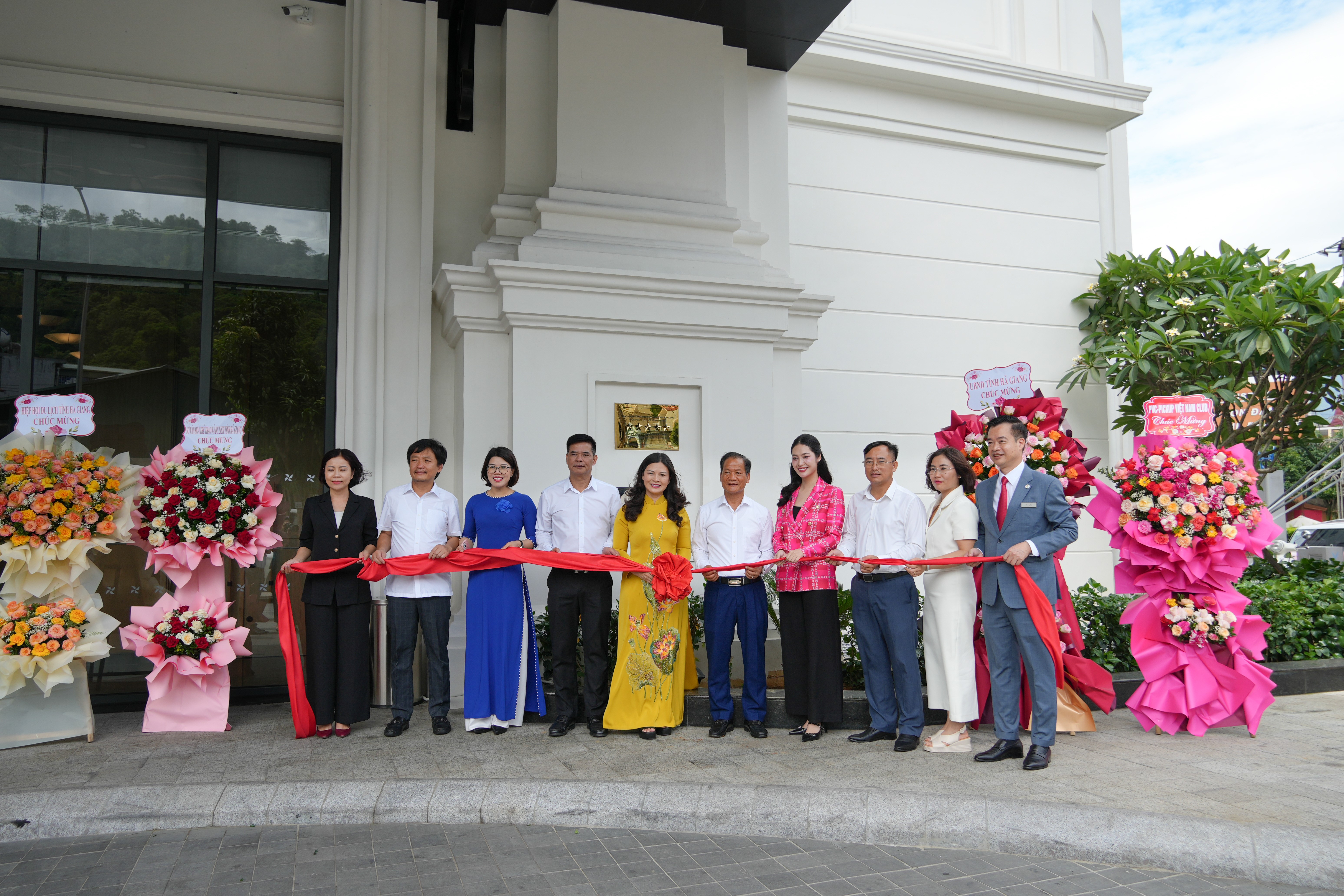 Đại diện l&atilde;nh đạo tỉnh, Sở Văn h&oacute;a, Thể Thao &amp; Du lịch, Hiệp hội du lịch Việt Nam v&agrave; kh&aacute;ch sạn đ&oacute;n bảng đồng 5 sao.