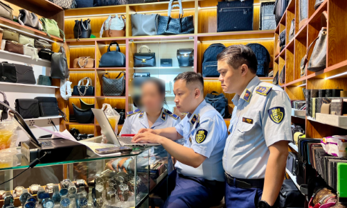 Thu giữ gần 400 sản phẩm giả mạo nhãn hiệu nổi tiếng tại Saigon Square 