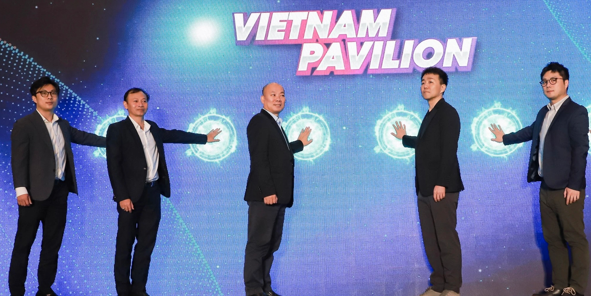 Các đại biểu nhấn nút khởi động Gian hàng Quốc gia Việt Nam "Vietnam Pavilion" trên nền tảng thương mại điện tử giai đoạn 2025 - 2026