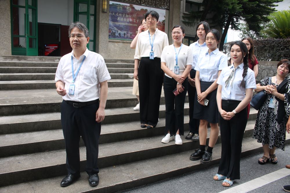 &Ocirc;ng Liễu Hồng L&acirc;m,&nbsp;B&iacute; thư Đảng ủy Bệnh viện Nam Kh&ecirc; Sơn giới thiệu về Bệnh viện Nam Kh&ecirc; Sơn. Ảnh Chu Kh&ocirc;i